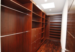 walk-in-closet walk-in-closet