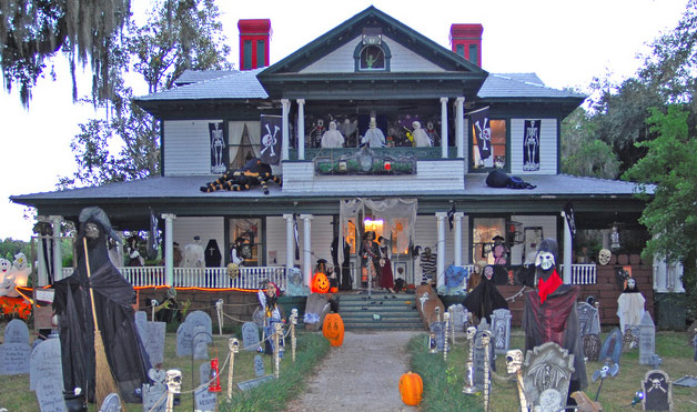 night of the living dead house 11 Craziest Halloween Decorated Homes
